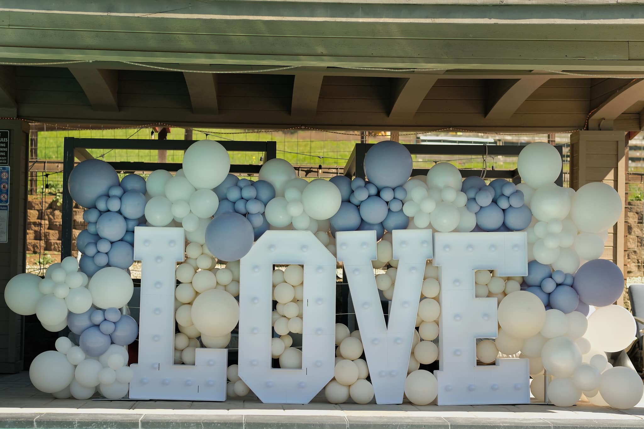 Birthday decoration San Jose — balloon and florals by 0001Decor