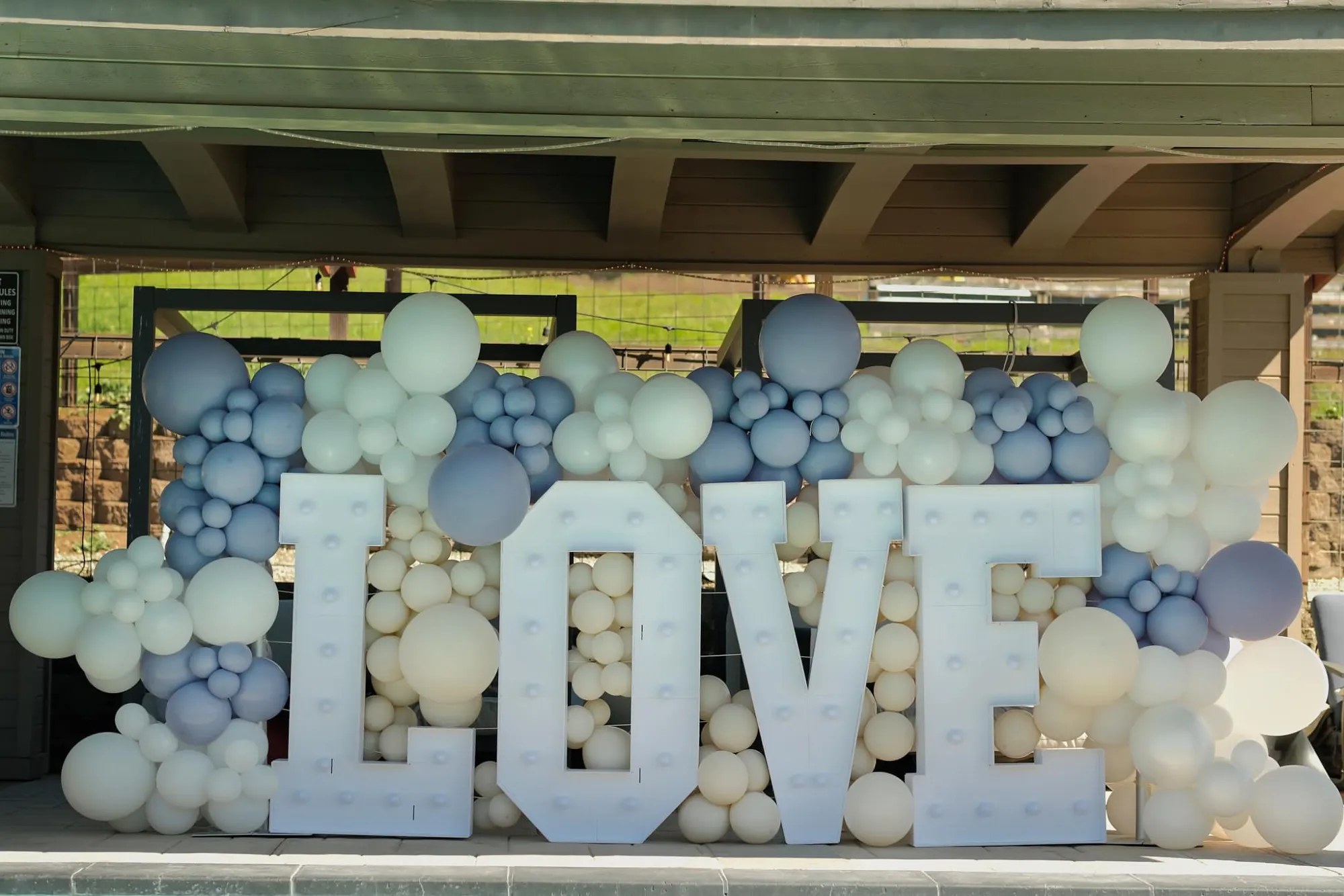 Birthday decoration San Jose — balloon and florals by 0001Decor