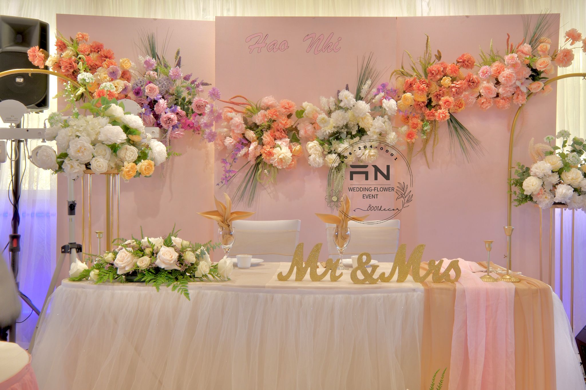 Ceremony arch 0001Decor