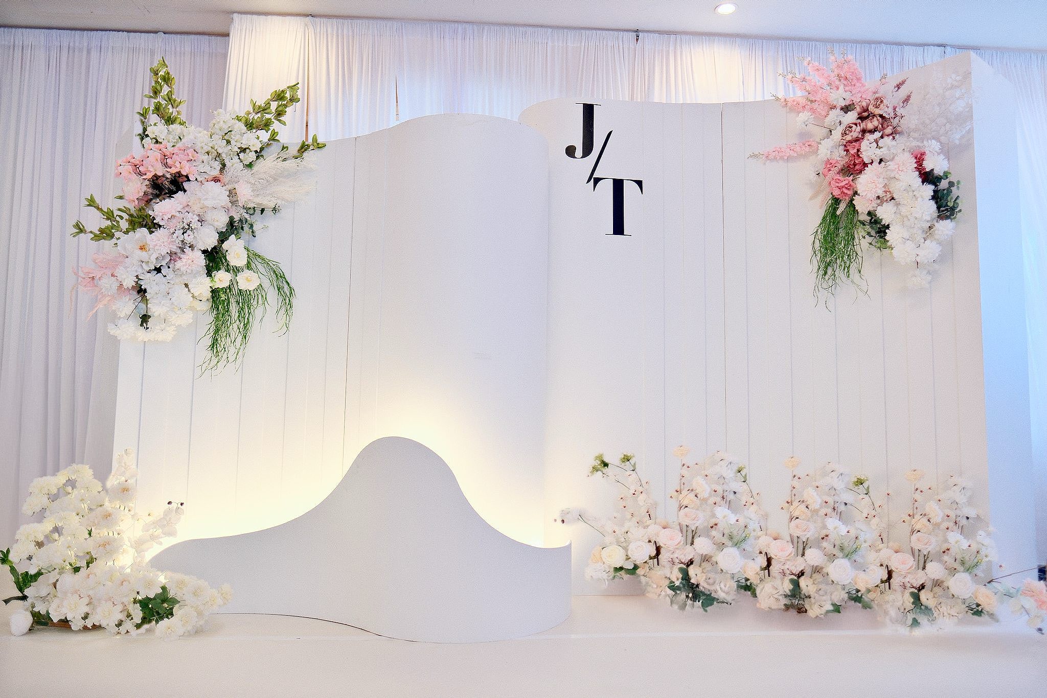 Wedding ceremony florals 0001Decor